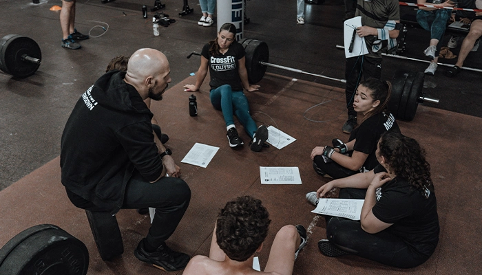 Entrenador explicando exercicios a un grupo de adestramento reducido